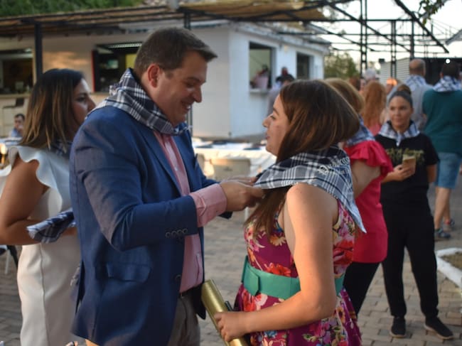 Carlos Lillo en la entrega del pañuelo de yerbas a los asistentes en su presentación oficial este jueves noche