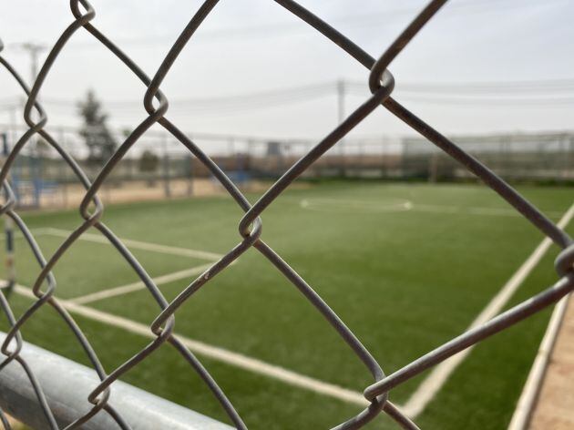 La cancha de césped artificial construida por Unicef en el campo de refugiados de Zaatari donde entrena Maram.