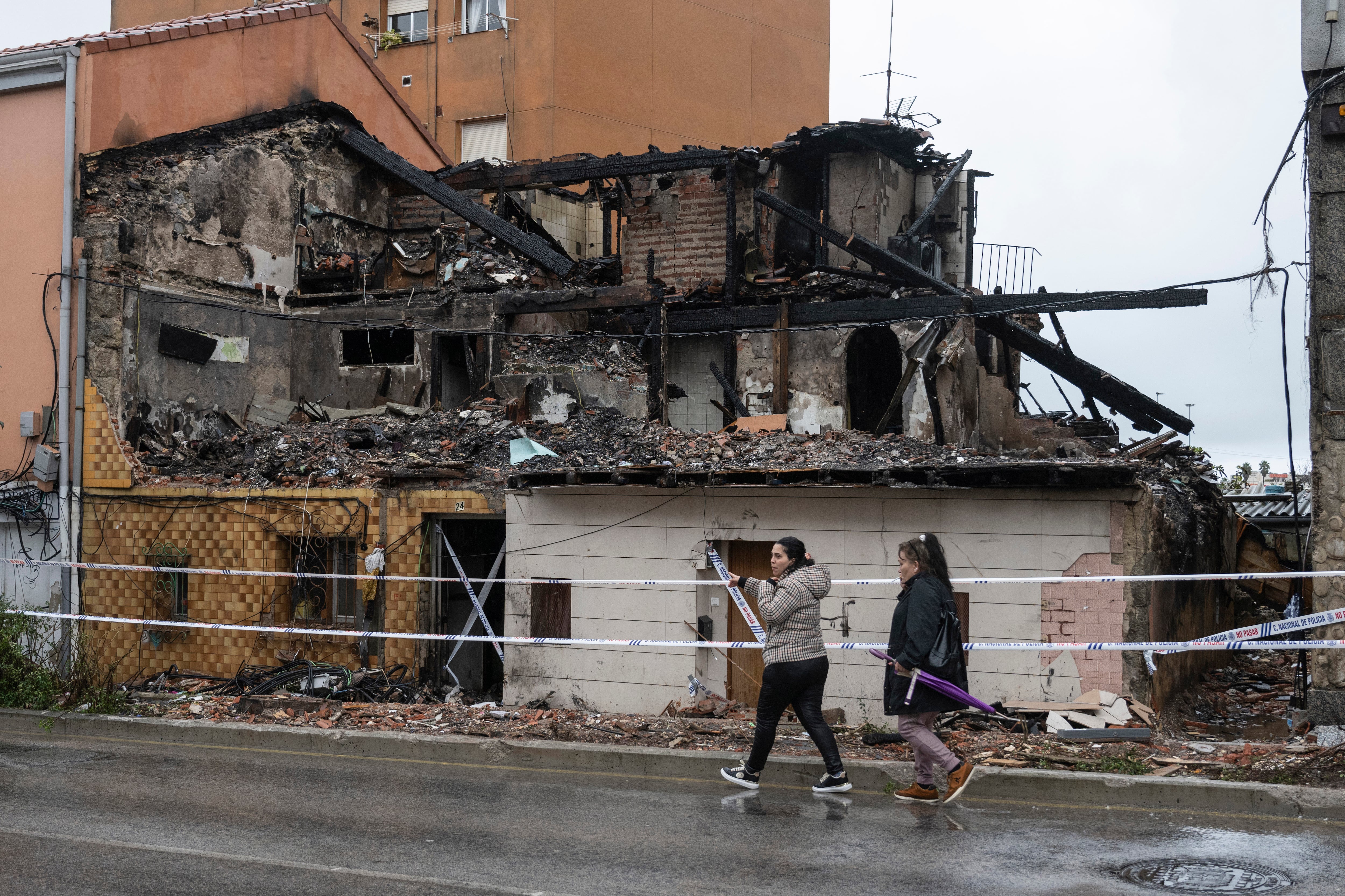 -FOTODELDÍA- SANTANDER, 27/10/2024.- Vista del edificio de viviendas afectado ayer por una explosión de gas en la capital cántabra, este domingo en Santander. Tres personas murieron este sábado y trece a consecuencia del derrumbe de un edificio en el barrio de La Albericia de Santander, tras una explosión de gas en ese inmueble, en el que estaban los fallecidos y del que pudieron salir el resto de vecinos antes de que el edificio colapsara y se cayera. EFE/ Pedro Puente Hoyos
