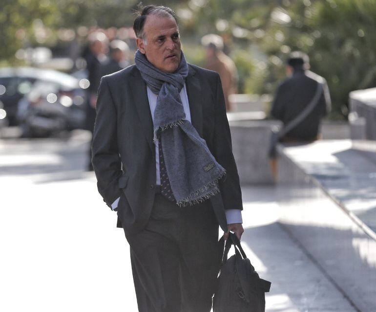 El presidente de la Liga de Futbol Profesional, Javier Tebas, a su llegada a la Ciudad de la Justicia de Valencia para declarar como testigo en la investigación abierta por el posible amaño del Levante-Zaragoza del 21 de Mayo del 2011. EFE- Manuel Bruque