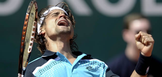 El tenista español David Ferrer celebra su victoria contra el austríaco Juergen Melzer durante la semifinal del Torneo masculino de Montecarlo disputada en Roquebrune-Cap-Martin (Francia), hoy, sábado 16 France, 16 April 2011. Ferrer alcanzó por primera v