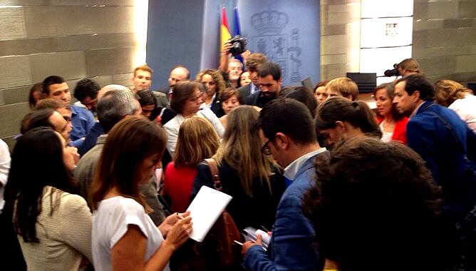 Corrilo de periodistas tras el último Consejo de Ministros