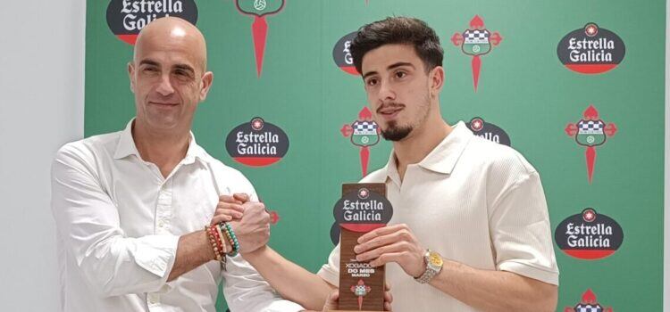 Nico Serrano recoge el trofeo de manos de José Pose, delegado de Estrella Galicia en Ferrolterra (foto: Racing Club Ferrol)