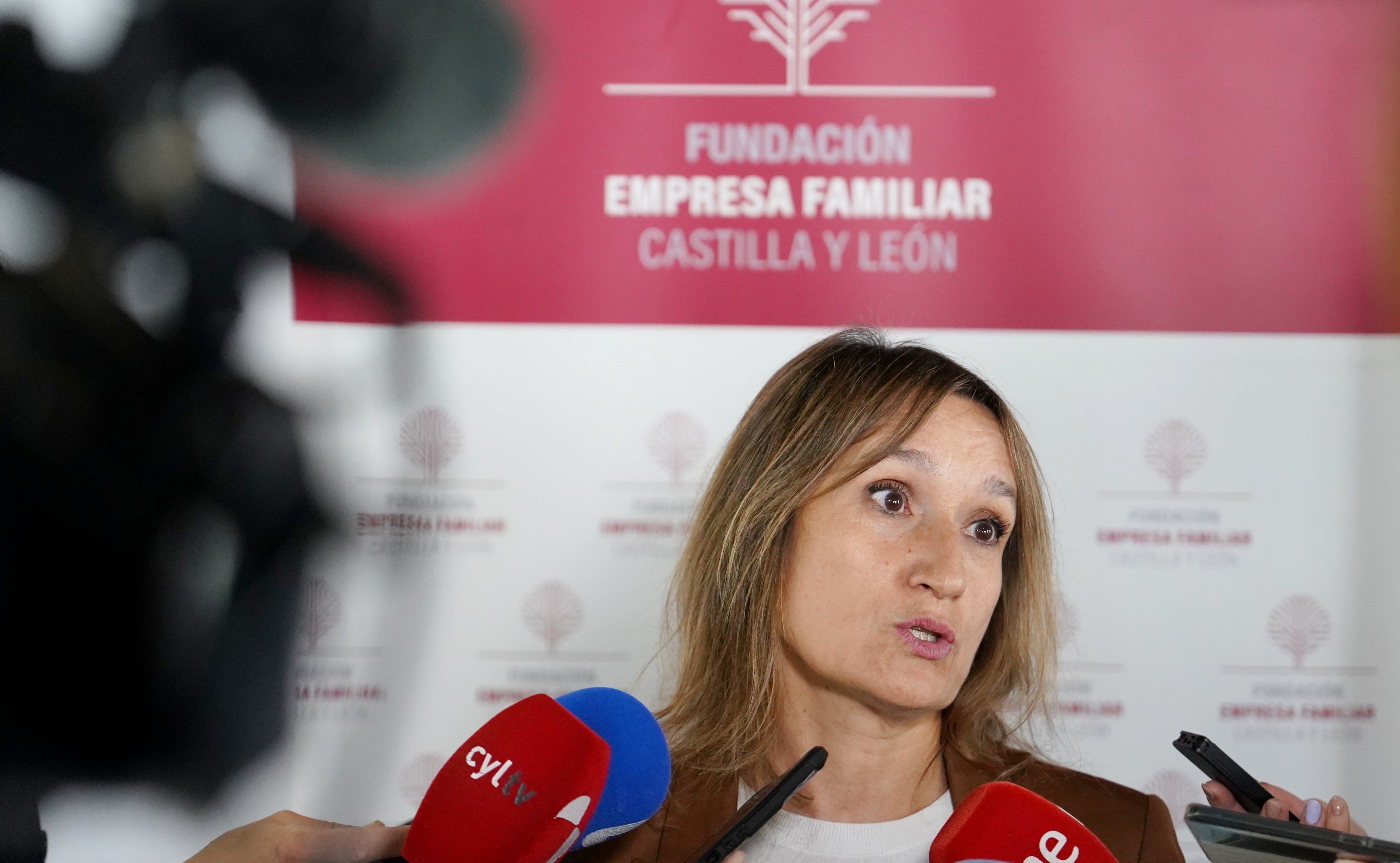 La consejera de Educación, Rocío Lucas, atiende a los medios