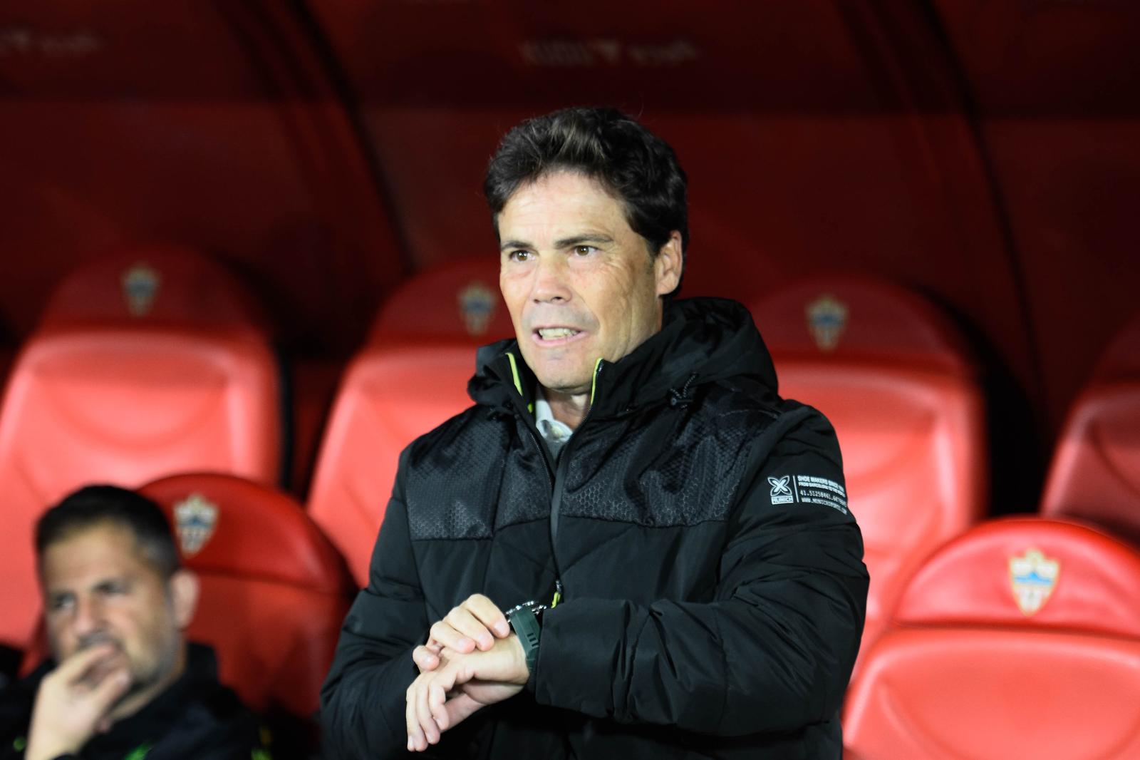 Rubi en el banquillo del Estadio de los Juegos Mediterráneos.