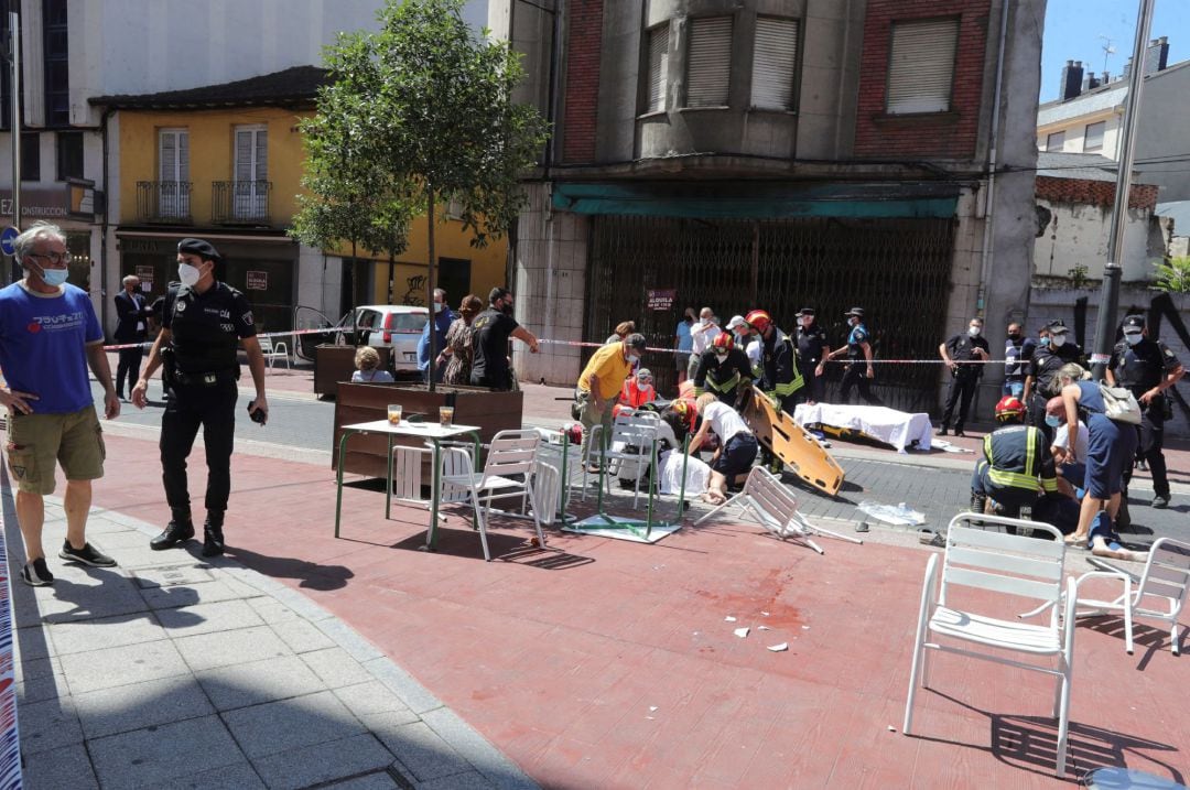 Sanitarios atendiendo a los heridos tras el atropello en una terraza en Ponferrada