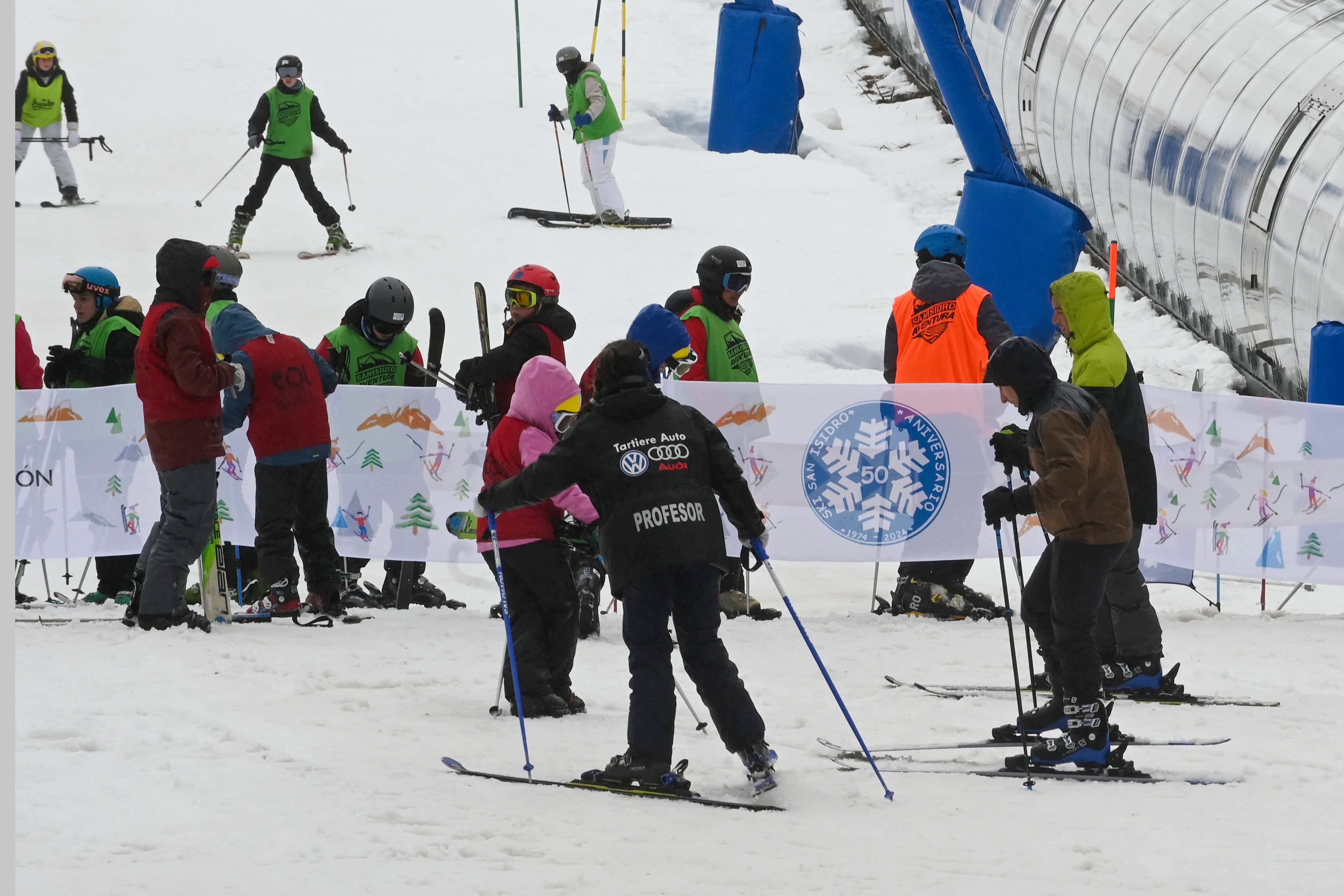 SAN ISIDRO (LEÓN), 16/03/2025.- La estación invernal de San Isidro ha recibido 4646 esquiadores durante este fin de semana. En la imagen, esquiadores en la estación, este domingo. EFE/J.Casares