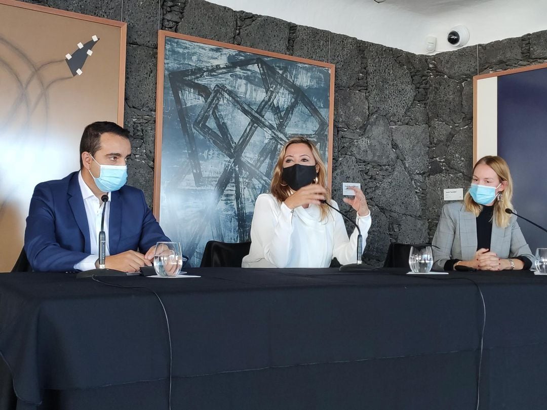 La presidenta del Cabildo de Lanzarote, María Dolores Corujo, entre el presidente del Círculo de Empresarios, José Valle, y la portavoz de la iniciativa, Davinia Armas.