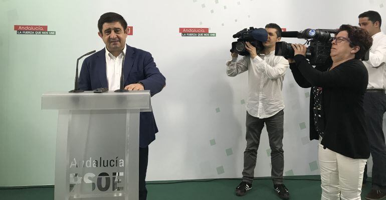 El secretario provincial del PSOE, Francisco Reyes, minutos antes de empezar la rueda de prensa.