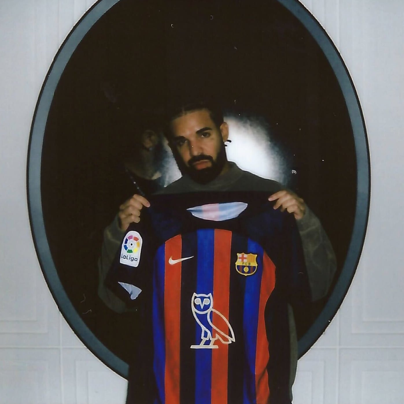 Drake posa con la camiseta del Barça con el logo del búho que representa su figura.