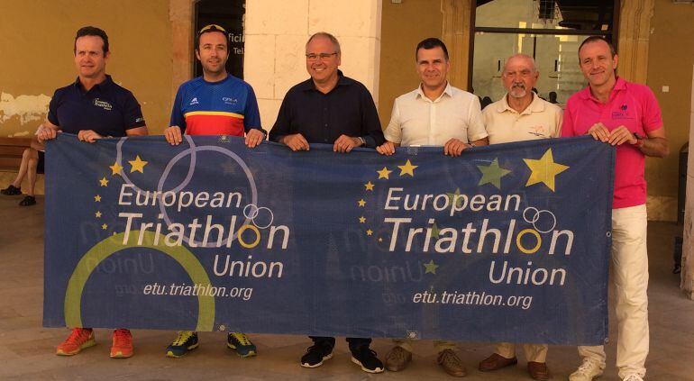 L'alcalde d'Altafulla junt amb membres del consistori i l'organització de la competició europea de Triatló.