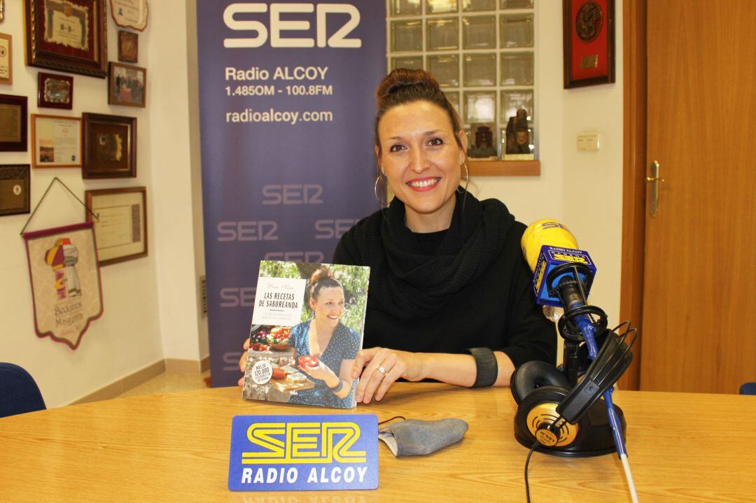 María Albero 'Saboreanda' muestra su libro en el estudio de Radio Alcoy