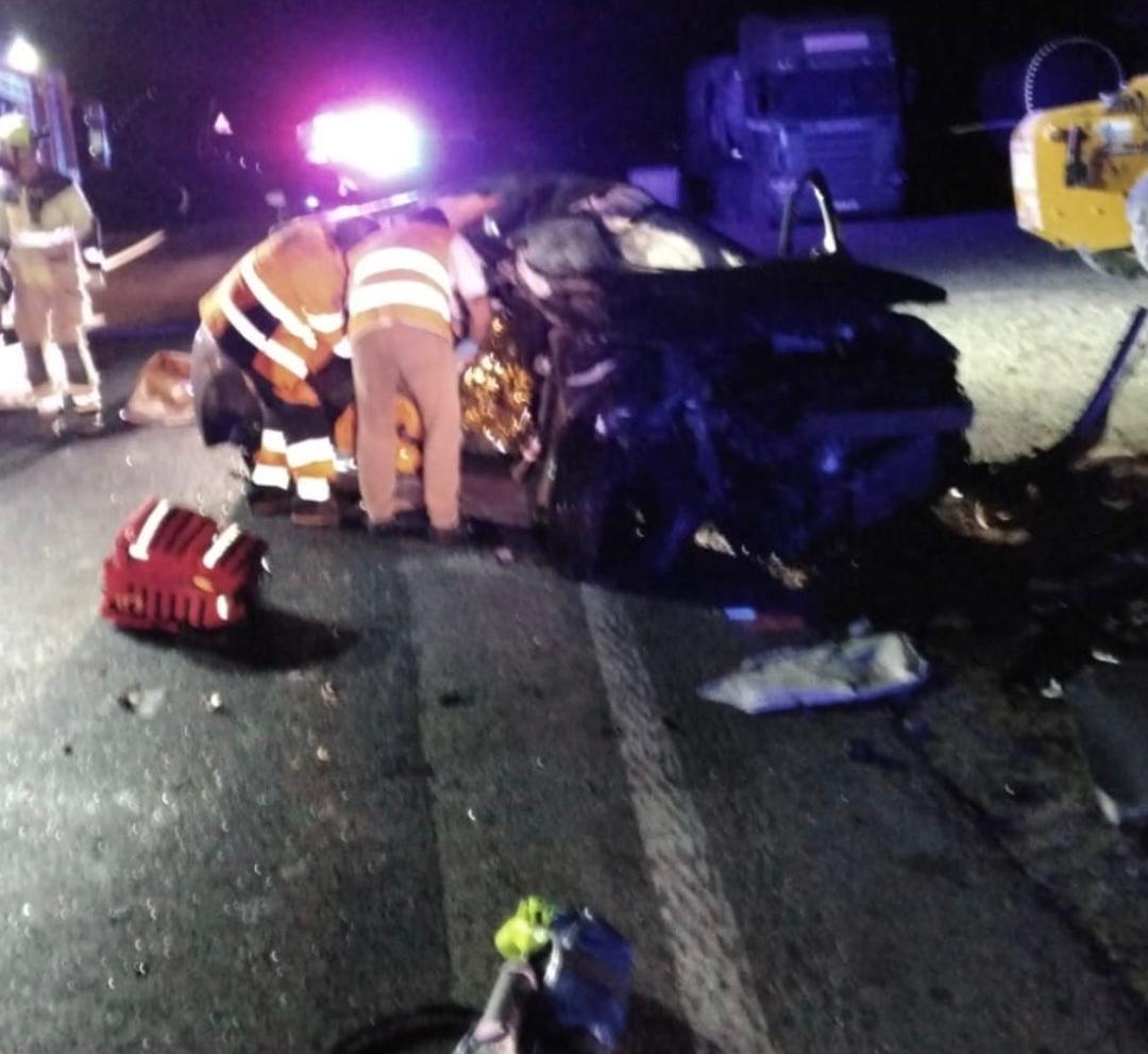 Bomberos de la DPH, atendiendo a los heridos en el siniestro en la A-1605