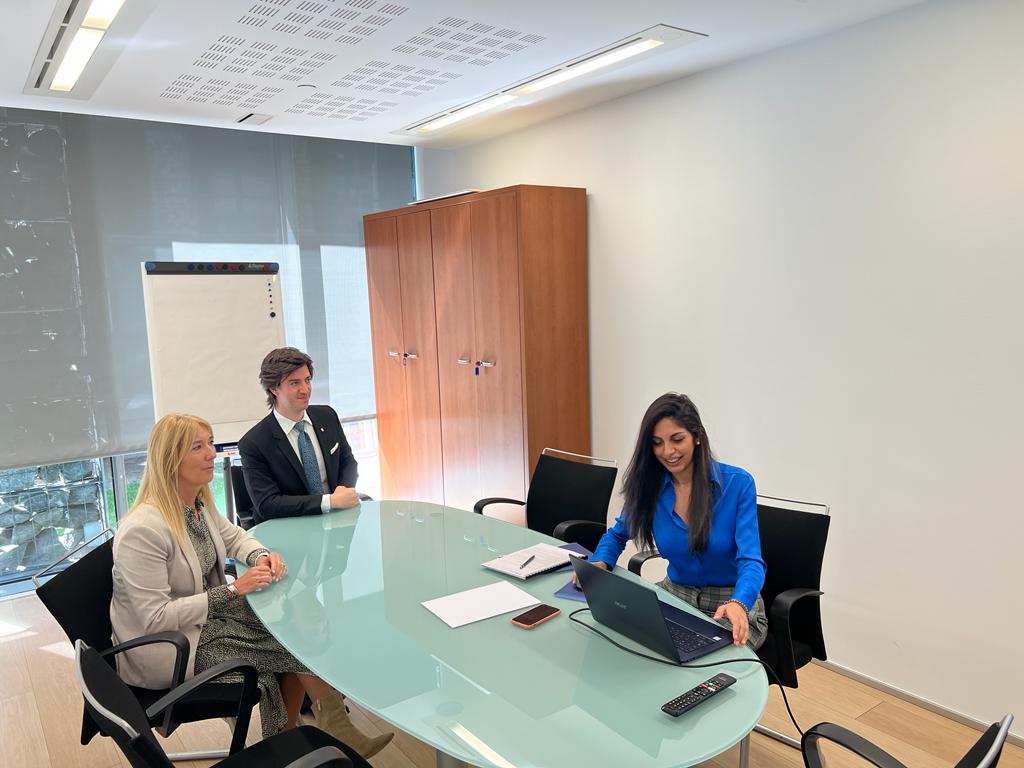 Els síndics generals, Carles Enseñat i Sandra Codina, es van reunir amb la cap de l'Agència de Protecció de Dades, Reshma Punjabi.