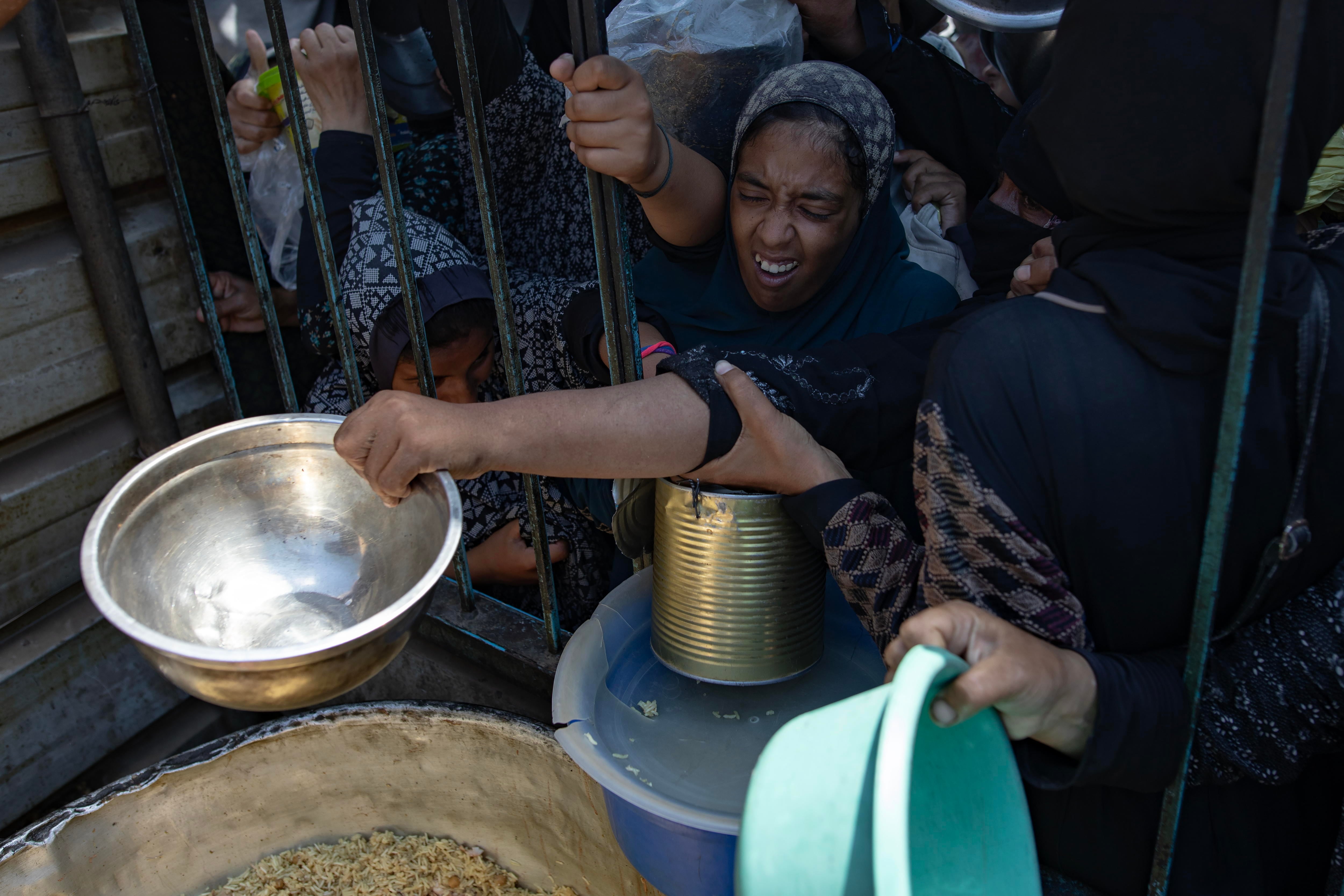 Una mujer palestina pide ayuda de forma desesperada en el campo de refugiados de Khan Yunis, en el sur de la Franja de Gaza