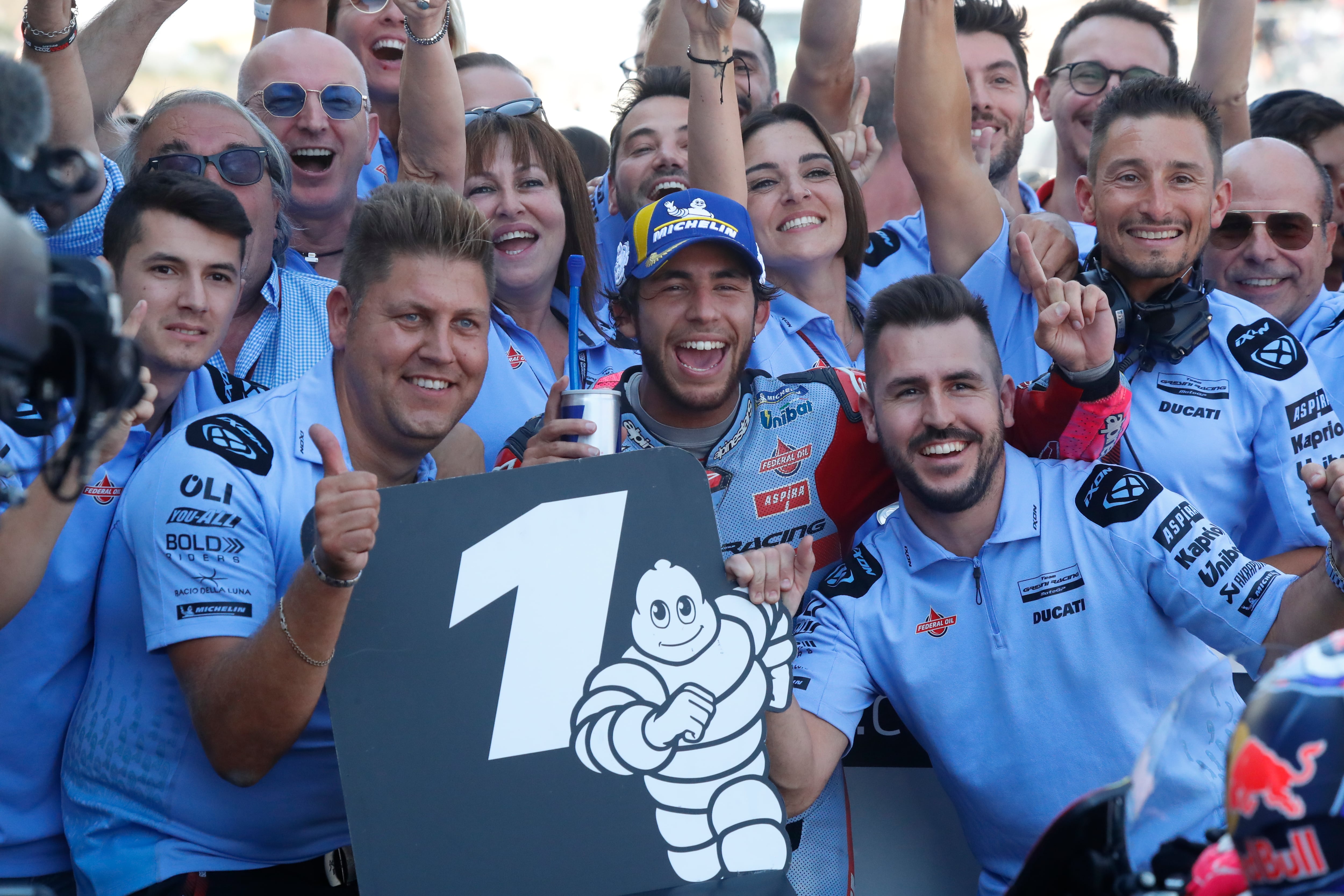 ALCAÑIZ (TERUEL), 18/09/2022.- El piloto italiano Enea Bastianini (Gresini Racing MotoGP) celebra con los miembros del equipo su victoria en el Gran Premio Animoca Brands de Aragón de MotoGP disputado este domingo en el circuito turolense de de Motorland Alcañiz. EFE/Javier Cebollada
