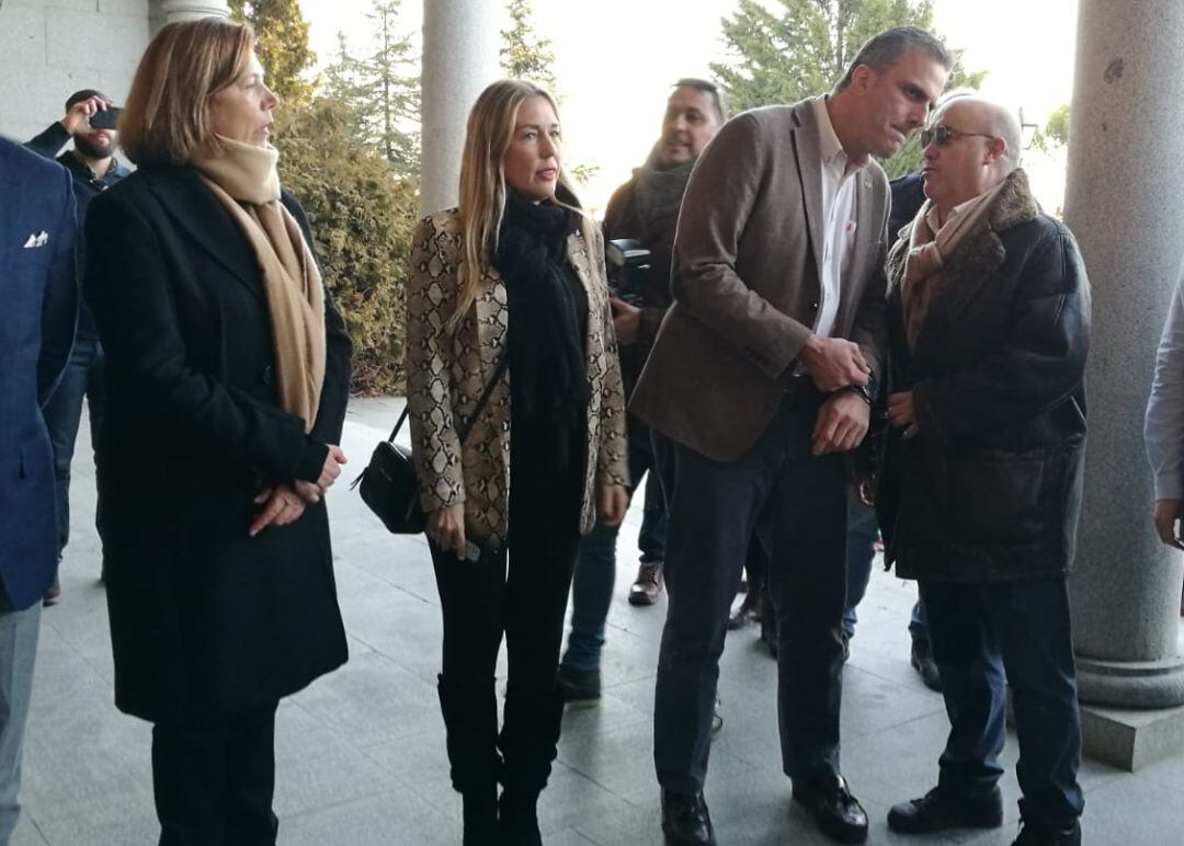 El coordinador de Vox en Segovia Nazario Merino habla con el Javier Ortega Smith al comienzo del acto realizado el pasado domingo día 13