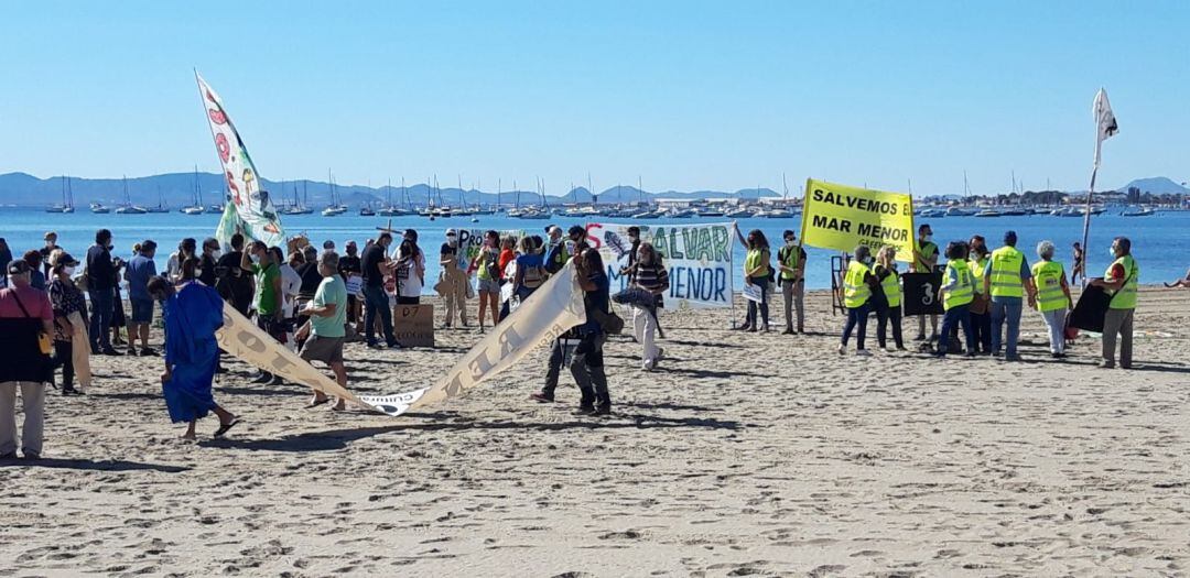 Concentración reclamando soluciones para el Mar Menor un año después de la muerte masiva de peces por falta de oxígeno