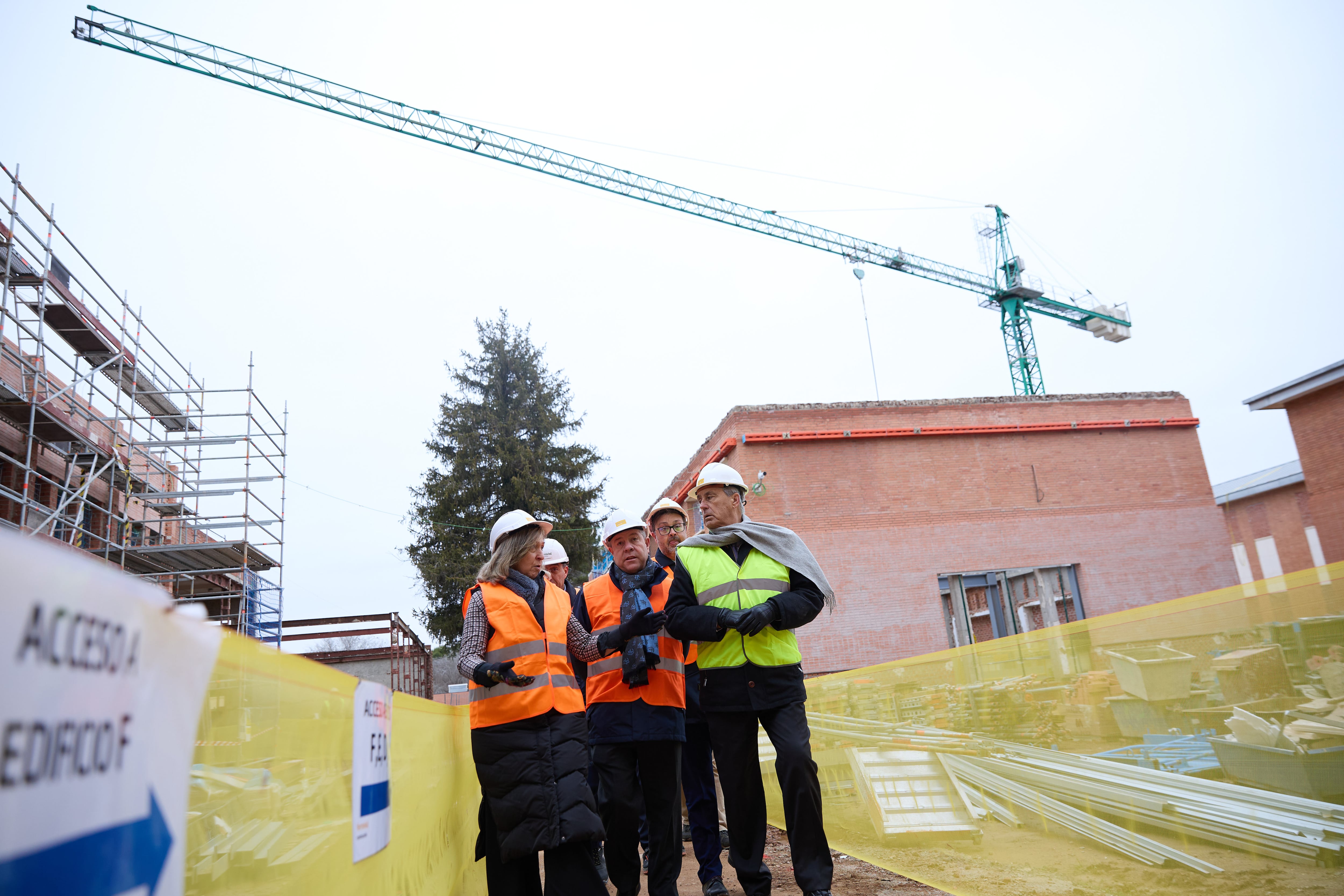 Alcaldesa Guadalajara, Presidente de CLM y rector UAH visitando las obras