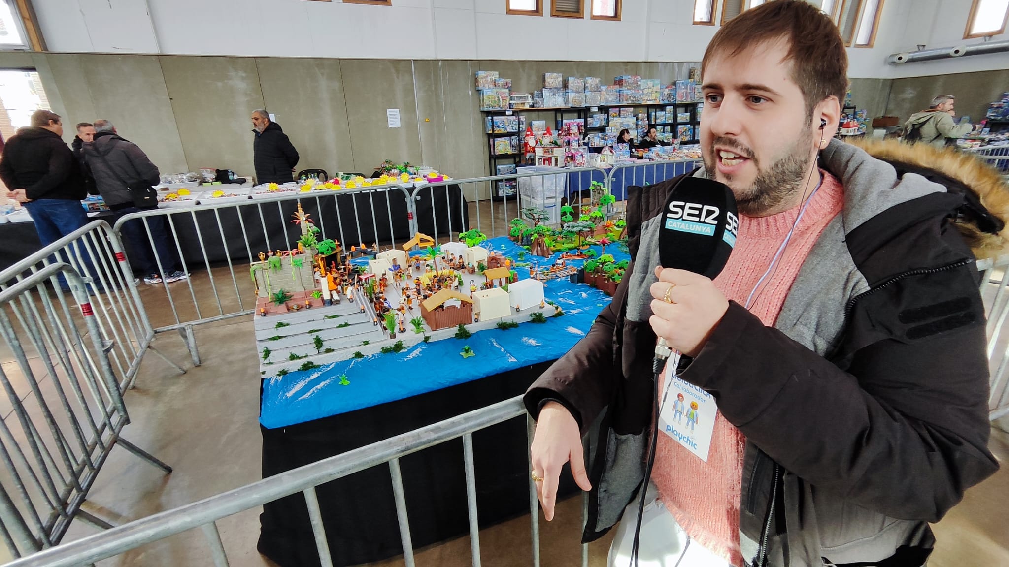 Un dels impulsors de la Fira Internacional del Col·leccionisme de Playmobil a Lleida, Cristian Botija, atenent els micròfons de Ràdio Lleida aquest dijous, 7 de desembre, al Mercat del Pla, on es fa la Fira.