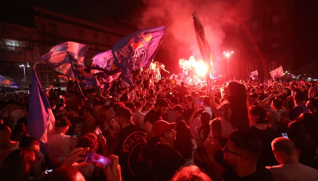 Aficionados del Nápoles celebrando el título de su equipo en la ciudad