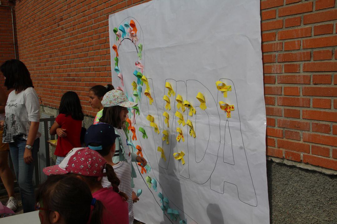 Niños del CIEP San Gil de Cuéllar participan en diferentes talleres y un mercadillo solidario para recaudar fondos contra el cáncer infantil