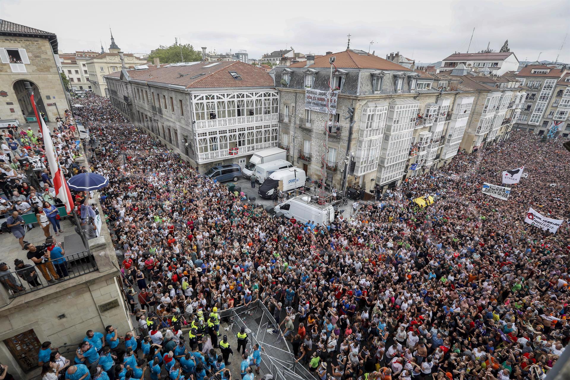 La plaza de la Virgen Blanca abarrotada de gente durante el txupinazo