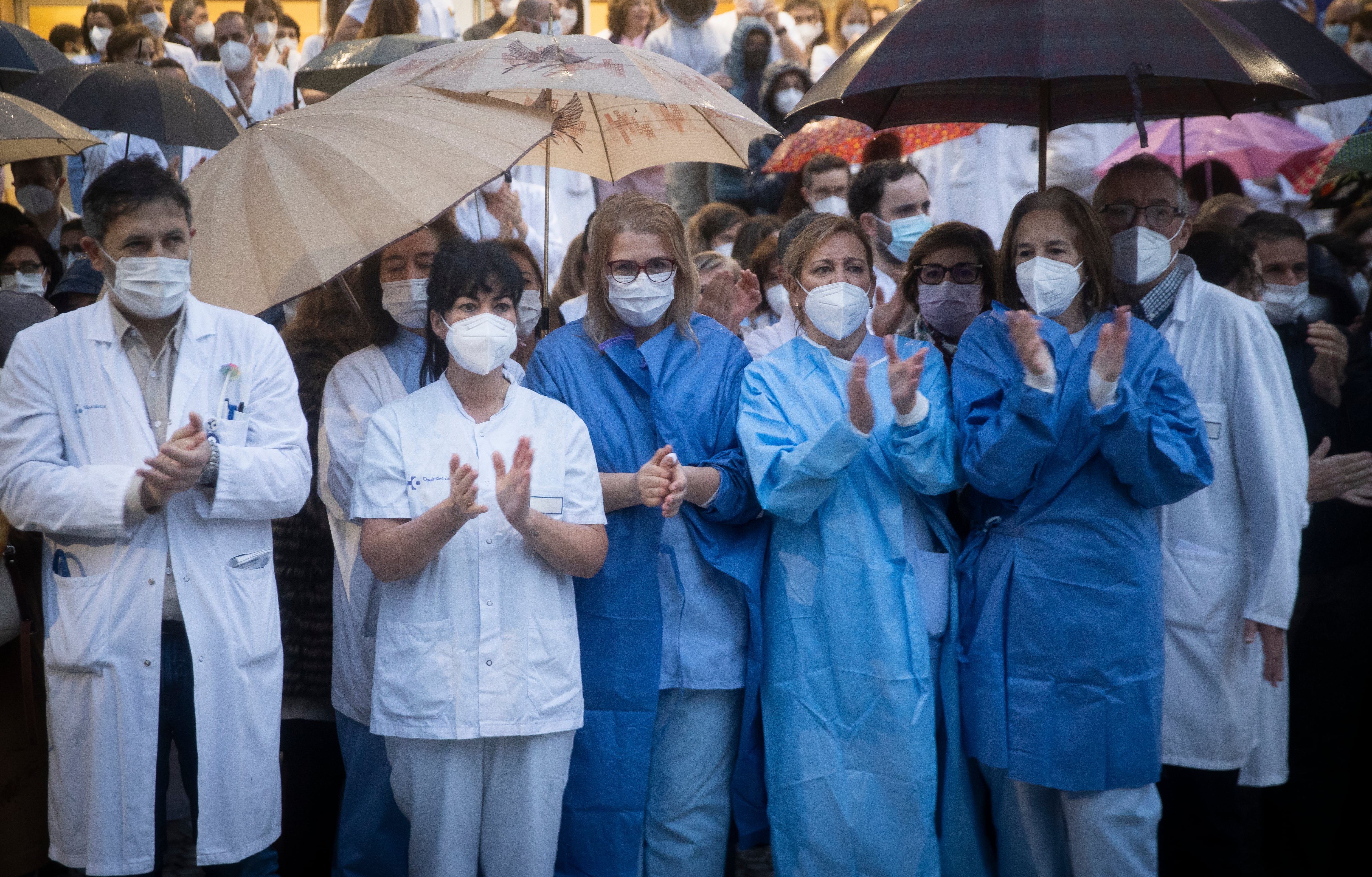 SAN SEBASTIÁN, 07/12/2022.- Jefes de servicio, supervisores de la OSI Donostialdea críticos con la Dirección de Osakidetza y numerosos profesionales sanitarios concentrados frente al Hospital Donostia para protestar por la crisis derivada de las destituciones y dimisiones que se han sucedido en esa organización sanitaria. EFE/ Javier Etxezarreta