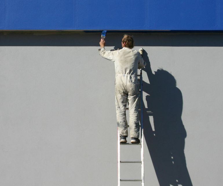 Un hombre participa en un taller de formación de pintura