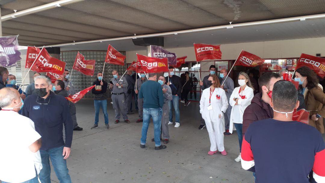 Trabajadores de mantenimiento del Hospital General protestan a las puertas del centro para exigir la subrogación de la plantilla tras la nueva adjudicación.