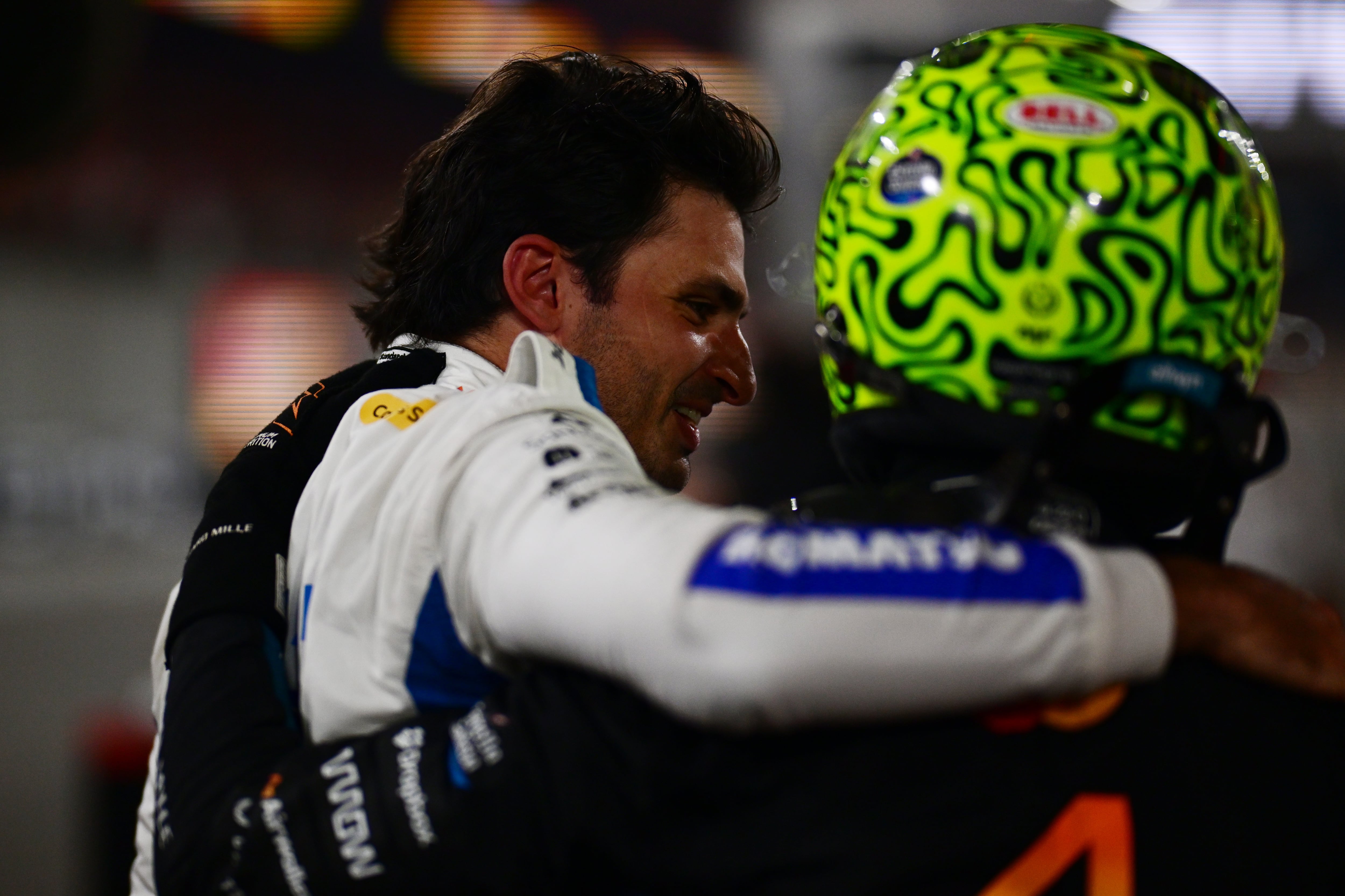 Carlos Sainz se abraza con Lando Norris al finalizar el premio de Abu Dhabi