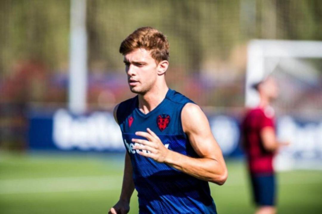 El centrocampista valenciano llega a la Deportiva cedido por el Levante UD