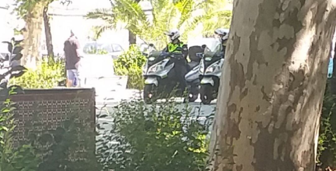 Patrulla de policía en el Paseo de Linarejos.