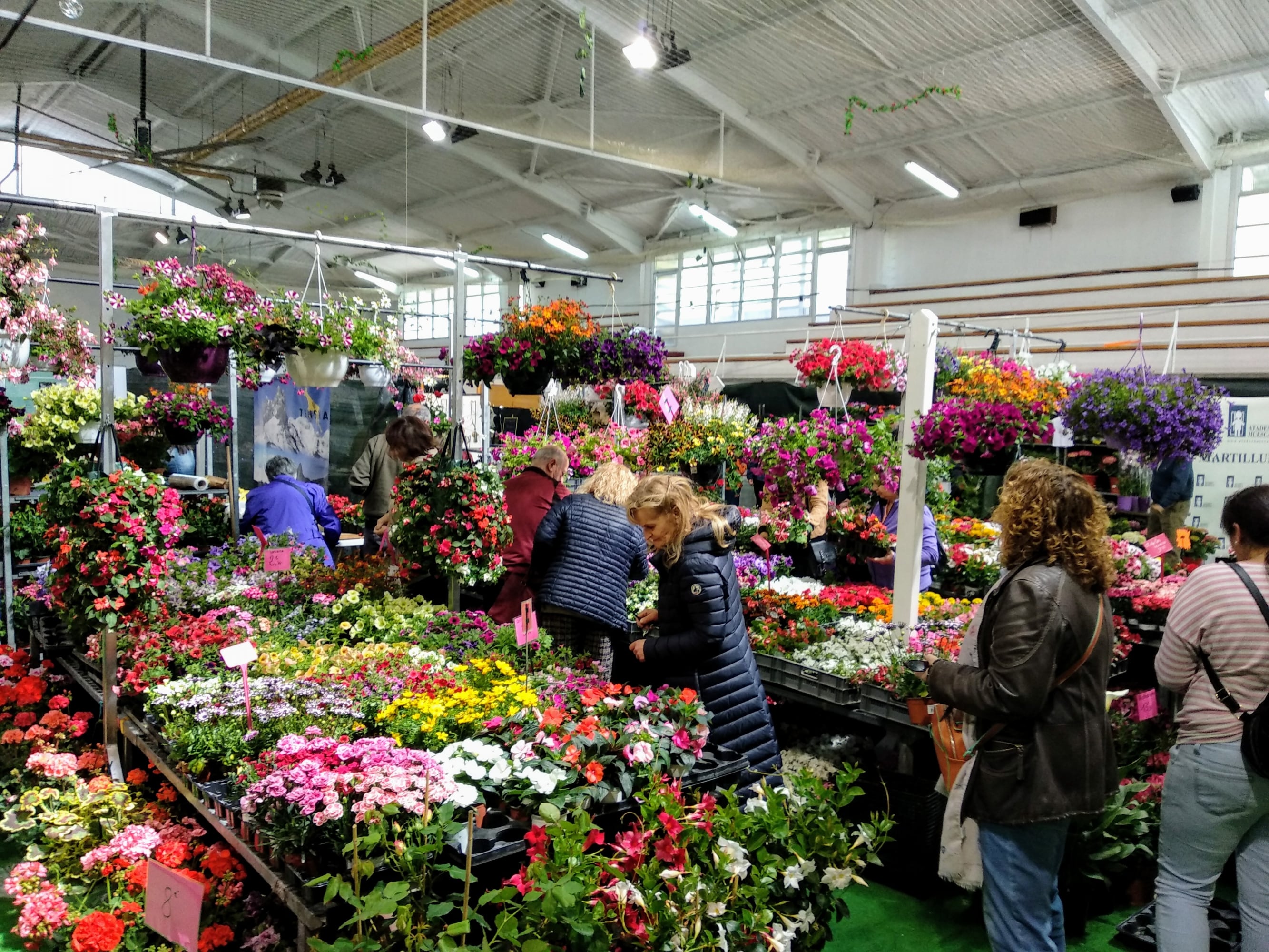 Los productores florales y de miel han sido la seña de identidad de la Feria de la Primavera de Biescas