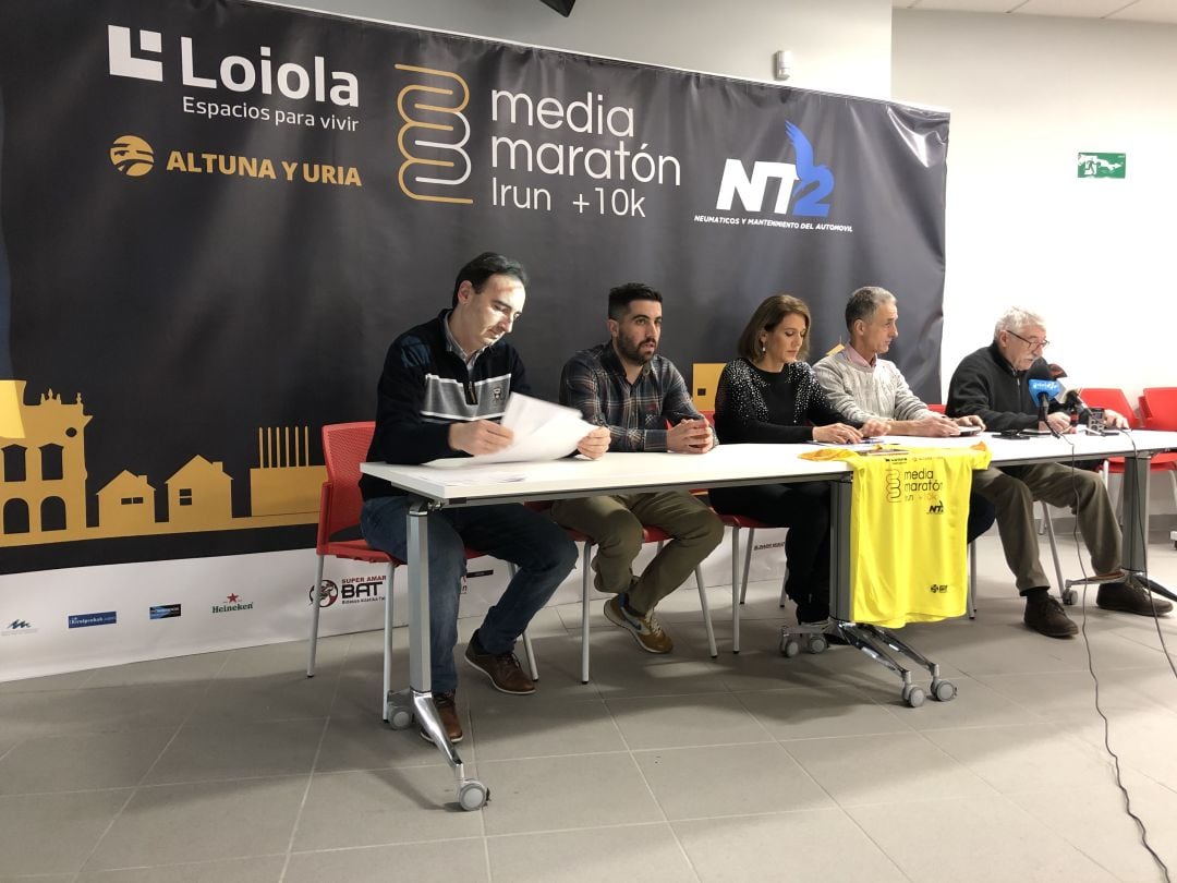 Organizadores y patrocindadores en la presentación del evento