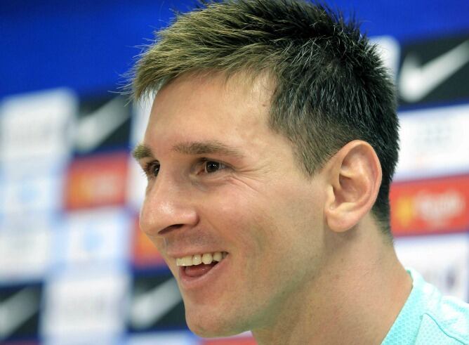 El delantero del FC Barcelona Leo Messi, durante la rueda de prensa que ha ofrecido en la Ciudad Deportiva Joan Gamper, en la que se ha mostrado convencido de que su relación con Neymar será "buena" y ha pedido respeto por las declaraciones realizadas en los últimos días por el técnico, Tito Vilanova, y el exentrenador Pep Guardiola