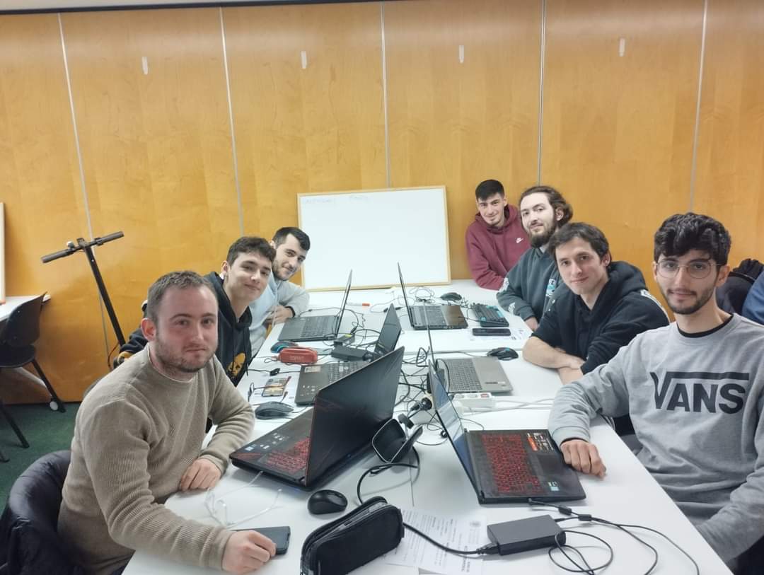 El grupo de alumnos del IES María Enríquez que consiguió el premio al mejor videojuego.