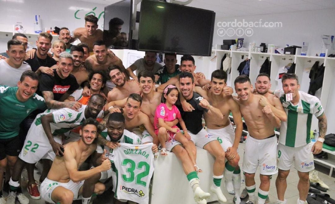 Los jugadores celebran la primera victoria por fin