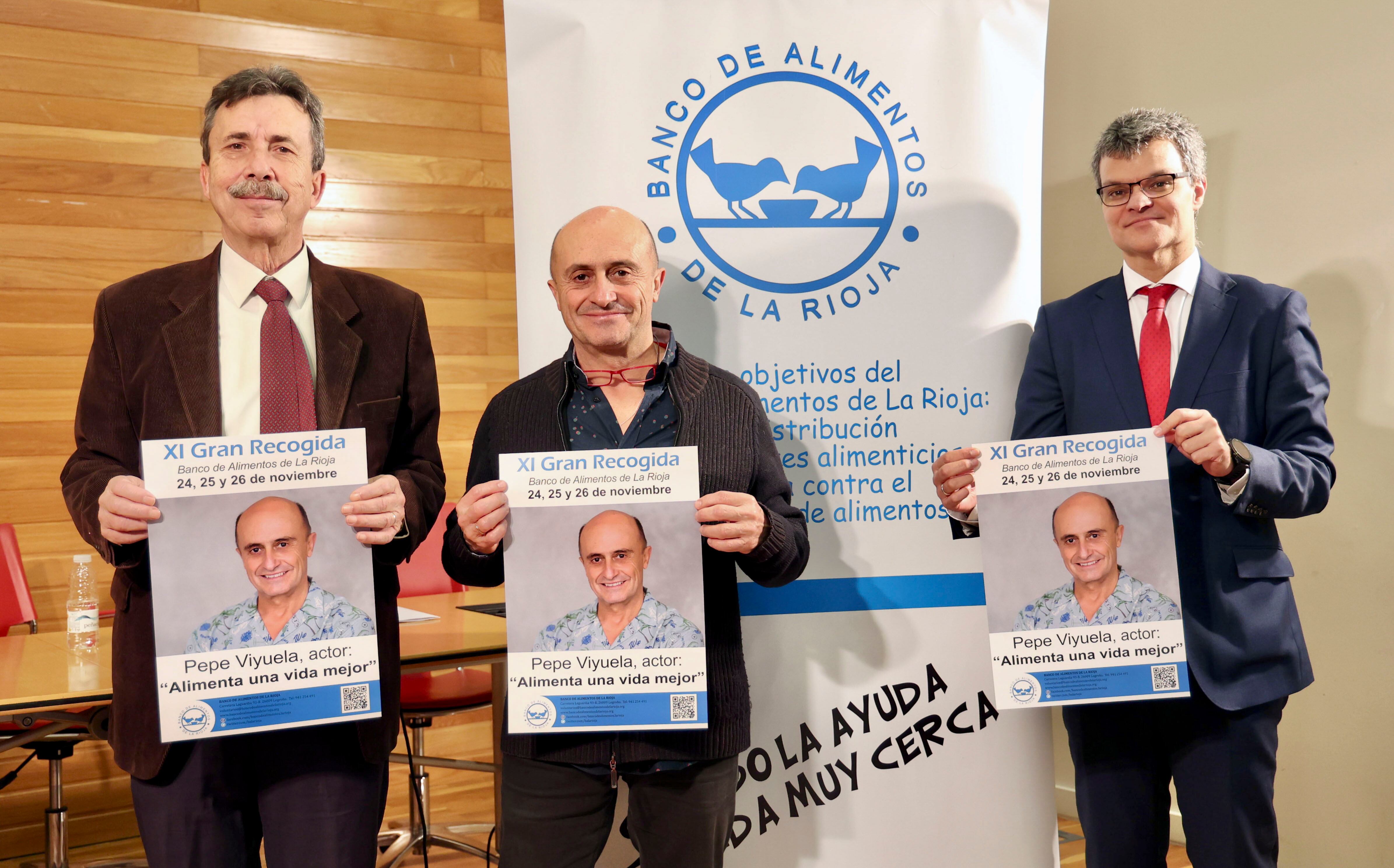 LOGROÑO, 02/11/2023.- El actor riojano Pepe Viyuela (i), acompañado por el presidente del Banco de Alimentos de La Rioja, José Manuel Pascual Salcedo (i), y por su vicepresidente, Juan Carlos Fernández (d), posa para una foto durante su presentación como padrino de la XI Gran Recogida del Banco de Alimentos de La Rioja, que se celebrará del 24 al 26 de noviembre, este jueves en Logroño. EFE/ Raquel Manzanares
