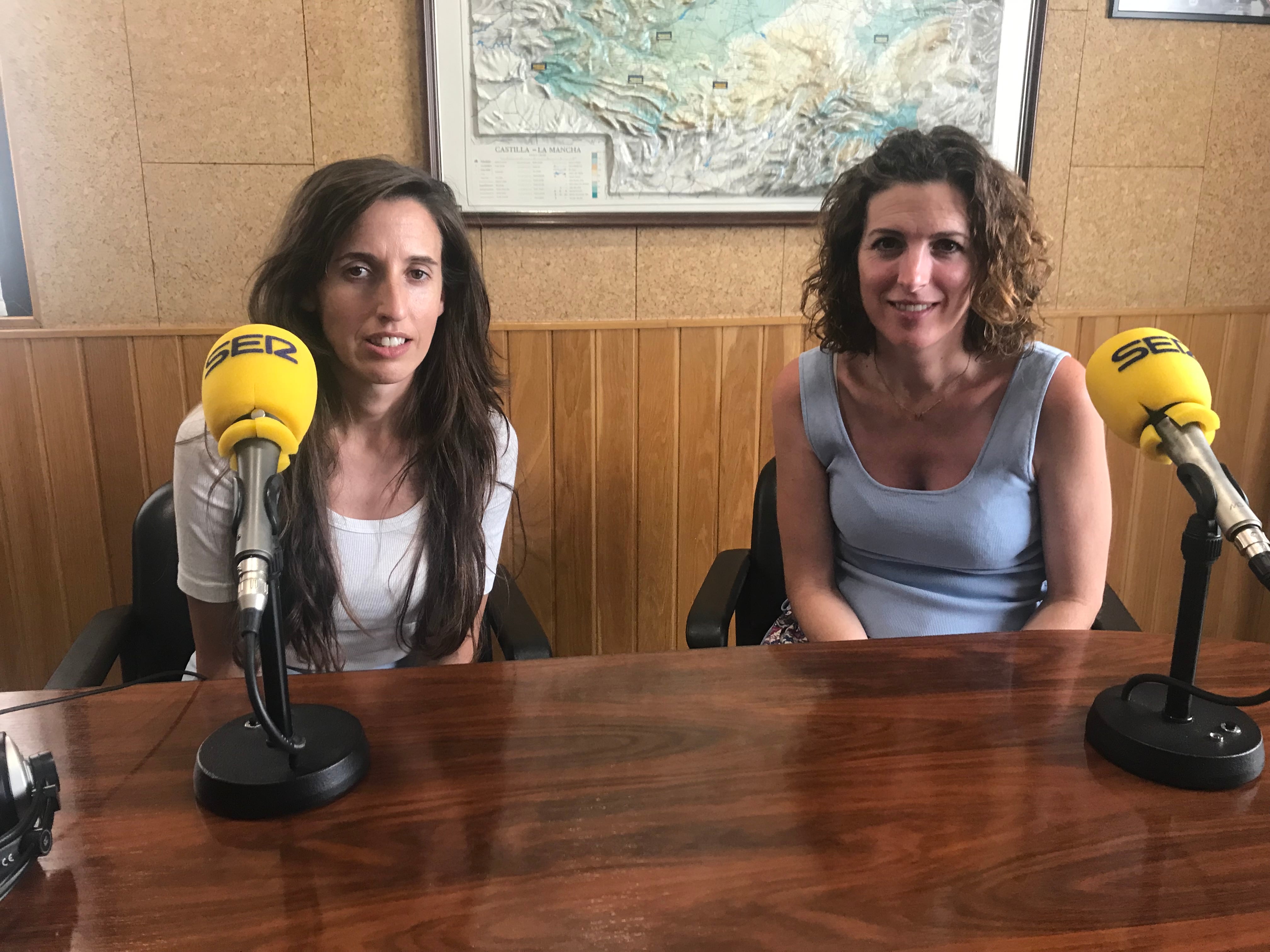 Beatriz Hernández y la psicóloga Ana Valencia en los estudios de SER Cuenca.