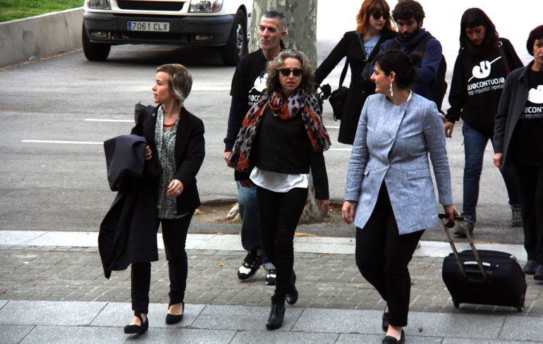 Ester Quintana (al centre) amb la seva advocada