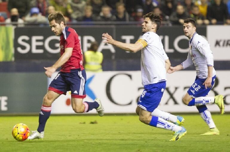 Cabrera persigue a Pucko en el partido disputado el domingo pasado en El Sadar