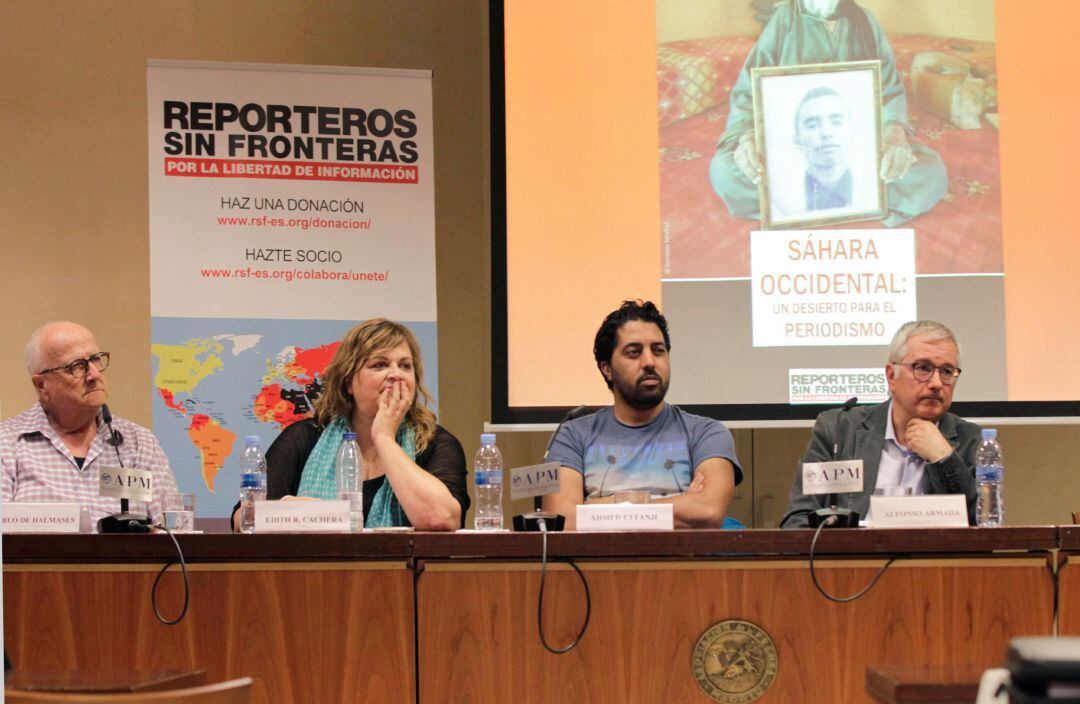 El periodista Ahmed Ettanji, integrante de &quot;Équipe Média&quot;, junto a la periodista de RSF Edith R. Cachera, durante la rueda de prensa ofrecida hoy en Madrid. Junto a ellos, el presidente de RSF España, Alfonso Armada y Pablo de Dalmases.