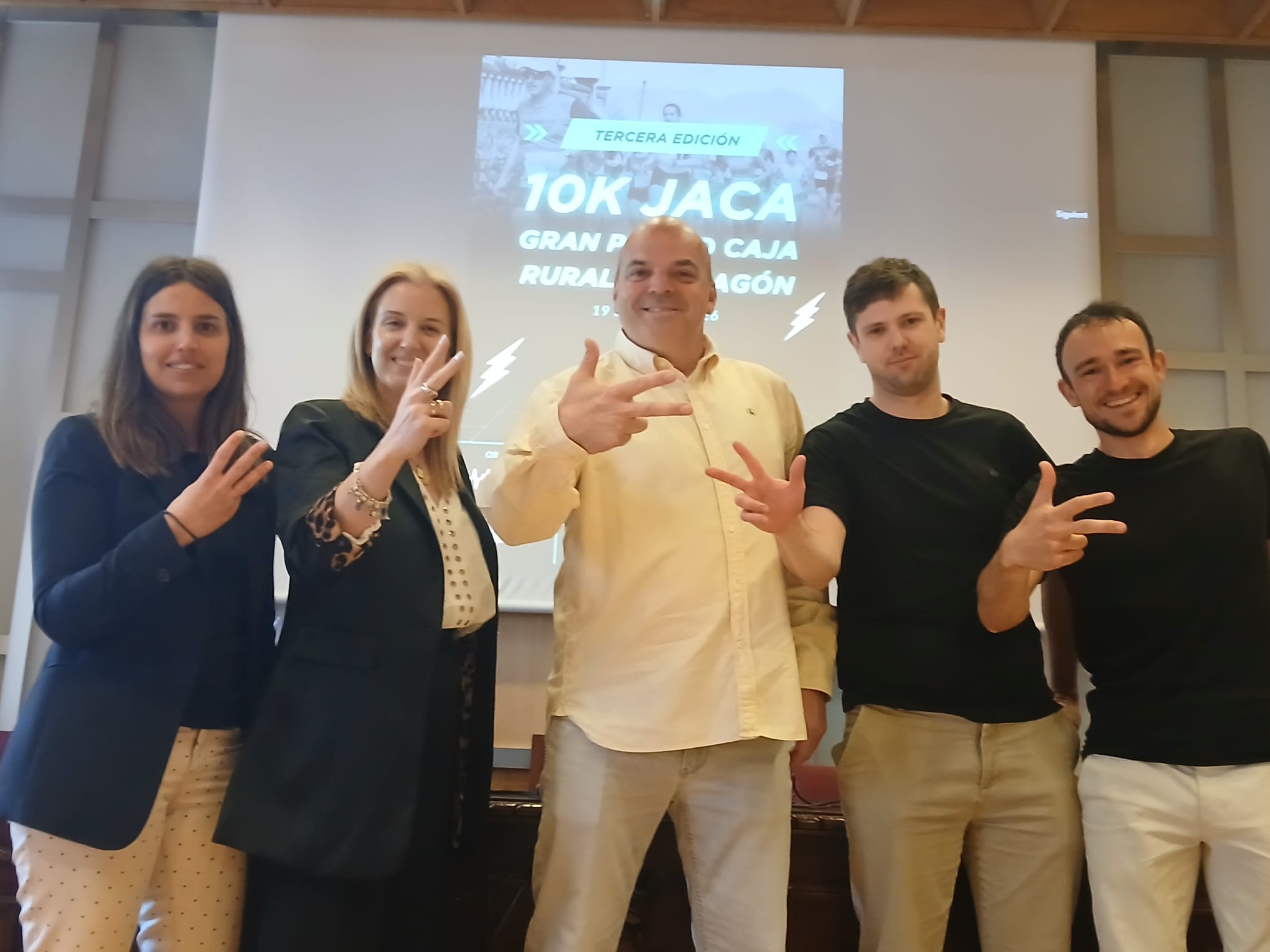 Laura Prada y Verónica Lezcano, de Fundación Caja Rural; Sergio Cajal, concejal de deportes; Antonio Giménez y Carlos Zabala del Club Atlético Oroel