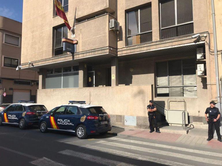 La Policía Nacional ha detenido en Elda a un hombre de 50 años que asaltó a dos ancianas en la vía pública 