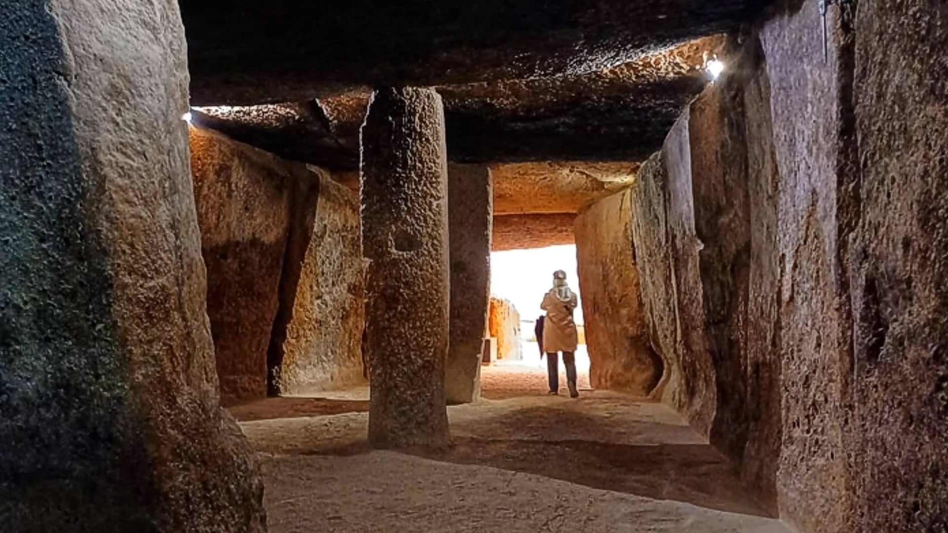 Interior del dolmen de Menga