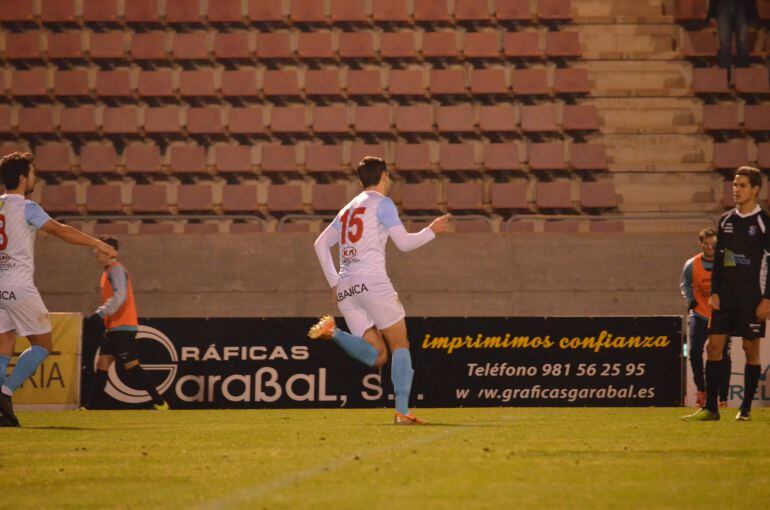 Santi Gegunde celebra el primer gol del Compostela en el triunfo logrado en San Lázaro ante el Barbadás