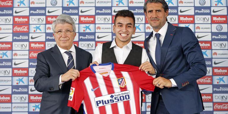 El argentino posa con el presidente del club, Enrique Cerezo, y el director deportivo José Luis Pérez Caminero.