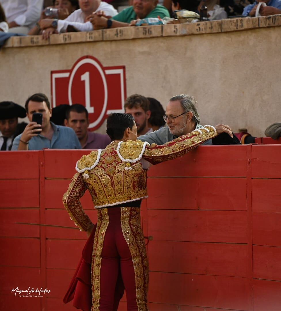 Paco Ureña, brindando al maestro Pepe Luis Vargas.