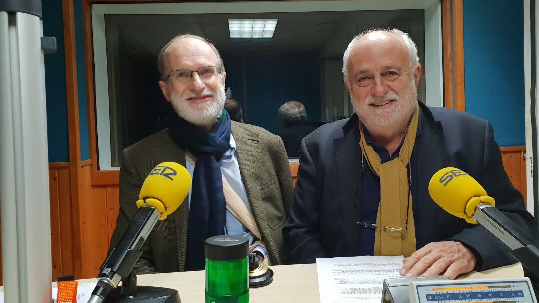 José Antonio Cagigas y Javier Gómez Acebo durante la tertulia de La Ventana de Cantabria  